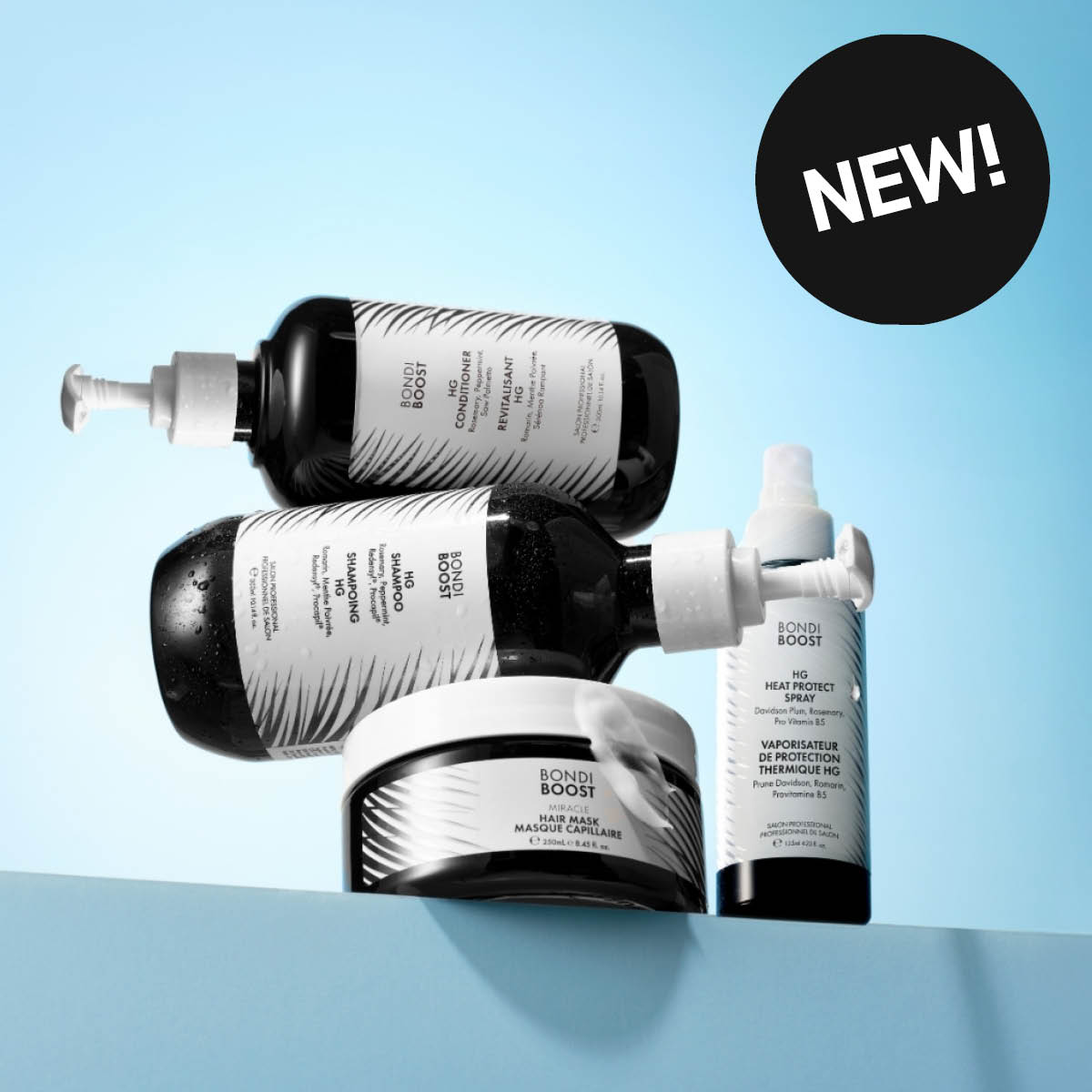Flera hårvårdsprodukter från Bondi Boost, bland annat “HG SHAMPOO”, “HG CONDITIONER”, “HG HEAT PROTECT SPRAY” och “MIRACLE HAIR MASK”, arrangerade mot ljusblå bakgrund. En svart cirkel med texten “NEW!” visas i bilden.