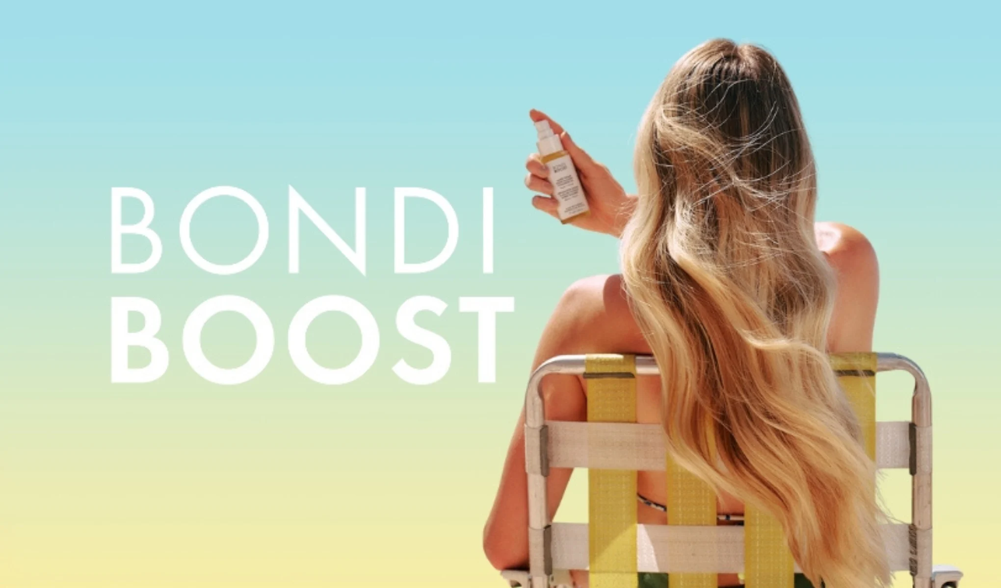 Nainen istuu selkä kameraan rantatuolissa ja pitää kädessään hiustuotetta. Taustalla vaalea sinivihreä liukuväri ja teksti “BONDI BOOST”.