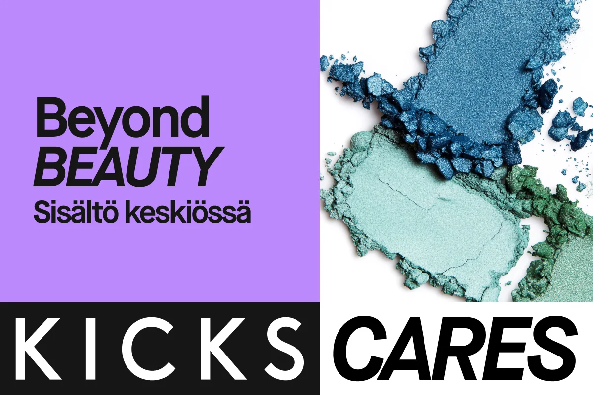 Banneri, jossa on violetti tausta ja teksti "Beyond BEAUTY – Sisältö keskiössä". Oikealla näkyy murskattua sinistä ja turkoosia meikkipuuteria valkoisella taustalla. Alareunassa lukee suurin kirjaimin "KICKS CARES".