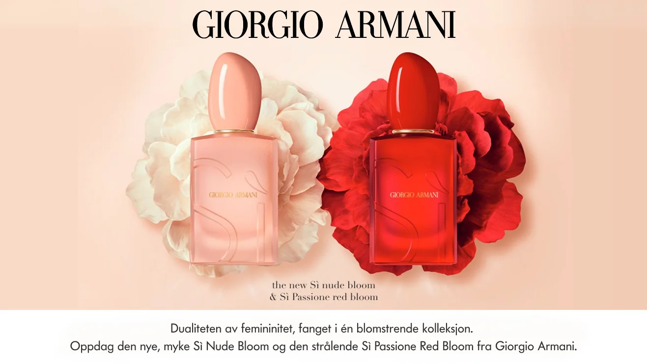 To Giorgio Armani Sì eau de parfum-flasker i rosa og rød står foran store blomster i samme fargetoner, med teksten “GIORGIO ARMANI” på flaskene og “the new Sì nude bloom” under. Nederst vises teksten “Femininitetens dualitet, fångad i en blomstrande kollektion. Upptäck den nya, mjuka Sì Nude Bloom och den strålande Sì Passione Red Bloom från Giorgio Armani.”