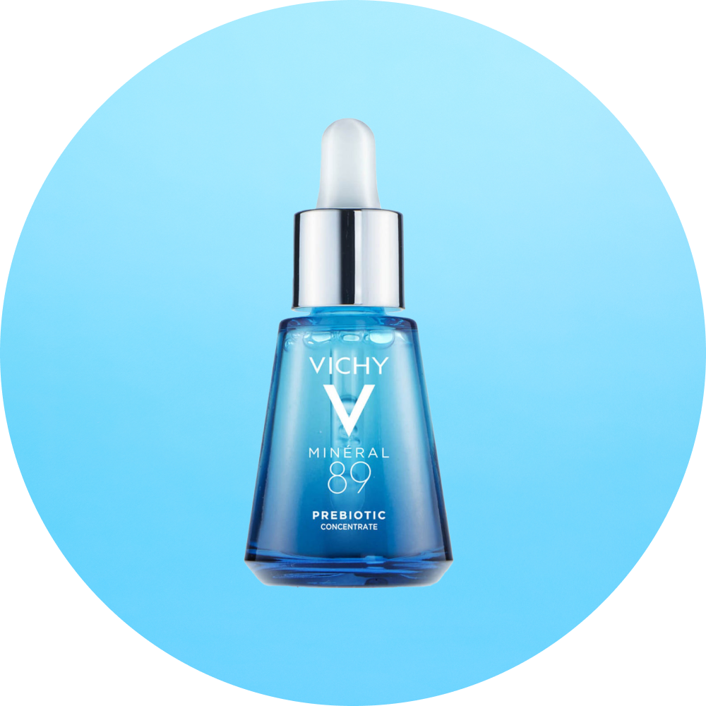 Produktbild av Vichy Minéral 89 Prebiotic Concentrate i blå glasflaska med pipett mot blå bakgrund