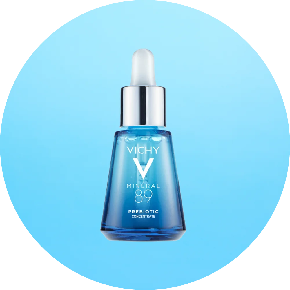 Produktbild av Vichy Minéral 89 Prebiotic Concentrate i blå glasflaska med pipett mot blå bakgrund