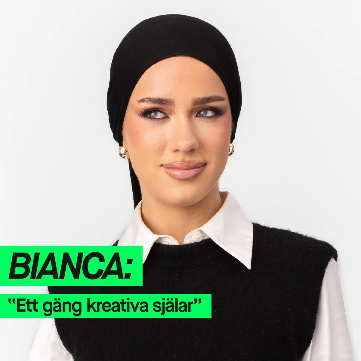 En person med elegant makeup och tydligt markerade ögon poserar i svart huvudscarf och svartvit outfit, med texten ”BIANCA: Ett gäng kreativa själar” i bilden.