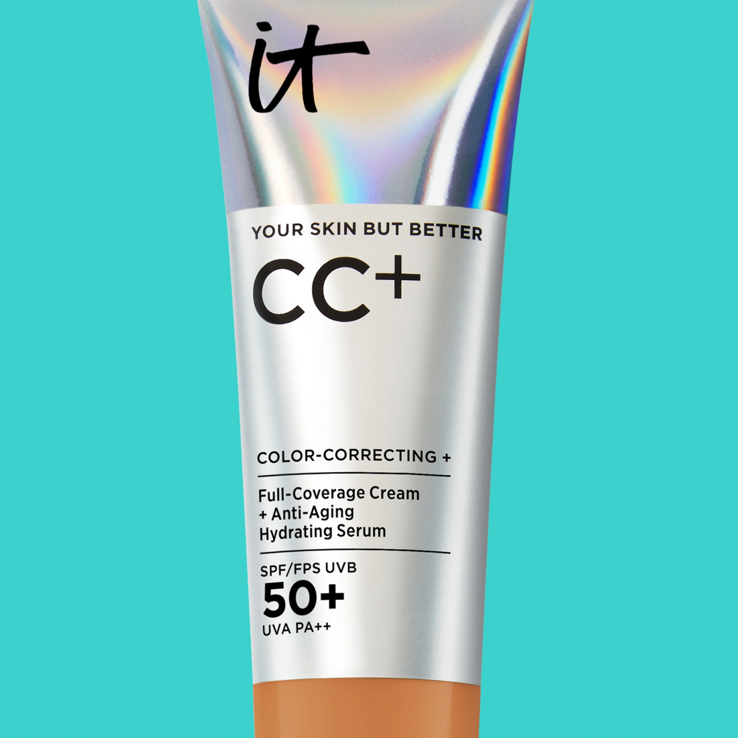 Tuotekuva IT Cosmetics CC+ -voiteesta tuubissa turkoosia taustaa vasten. Pakkauksessa teksti: ”Your Skin But Better CC+”, ”SPF 50+”.
