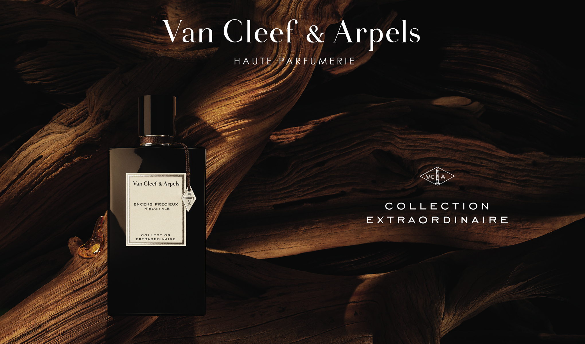 En parfymflaska från Van Cleef & Arpels, placerad mot en bakgrund av mörkt trä. Texten "Van Cleef & Arpels Haute Parfumerie" och "Collection Extraordinaire" syns på bilden.