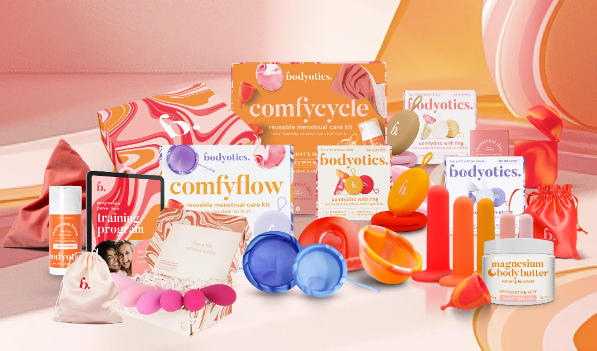 Kampanjebilde med bodyotics.-produkter for intimpleie og menstruasjonshelse mot beige og oransje bakgrunn. Synlig tekst inkluderer “bodyotics.”, “comfycycle reusable menstrual care kit”, “comfyflow reusable menstrual care kit”, “training program”, “comfydisc with ring” og “magnesium Cbody butter calming lavender”.