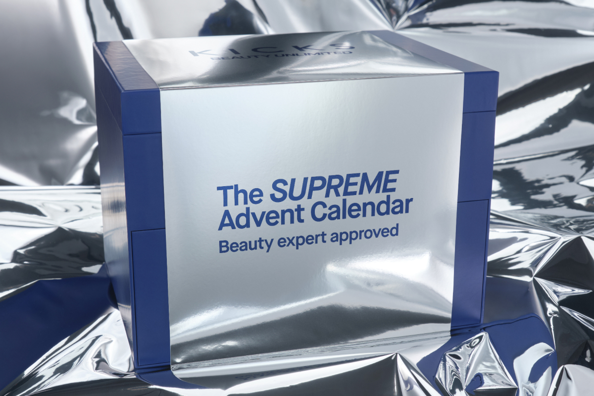 En silverfärgad adventskalender med blå detaljer från "The SUPREME Advent Calendar". Texten "Are you READY?" visas på vänster sida av bilden.