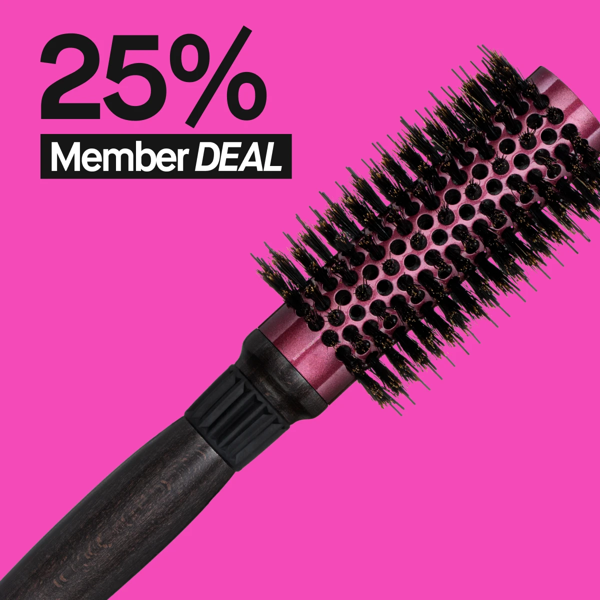 Bildet viser et nærbilde av en rund hårbørste med mørkt håndtak fra KICKS Beauty Tools. Bakgrunnen er rosa og teksten "KICKS Beauty Tools 25% Member DEAL" vises over børsten.