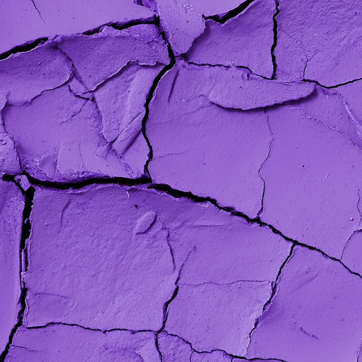 Lähikuva violetista, halkeilleesta puuterista, jossa on mattapintainen rakenne ja selkeitä halkeamia.