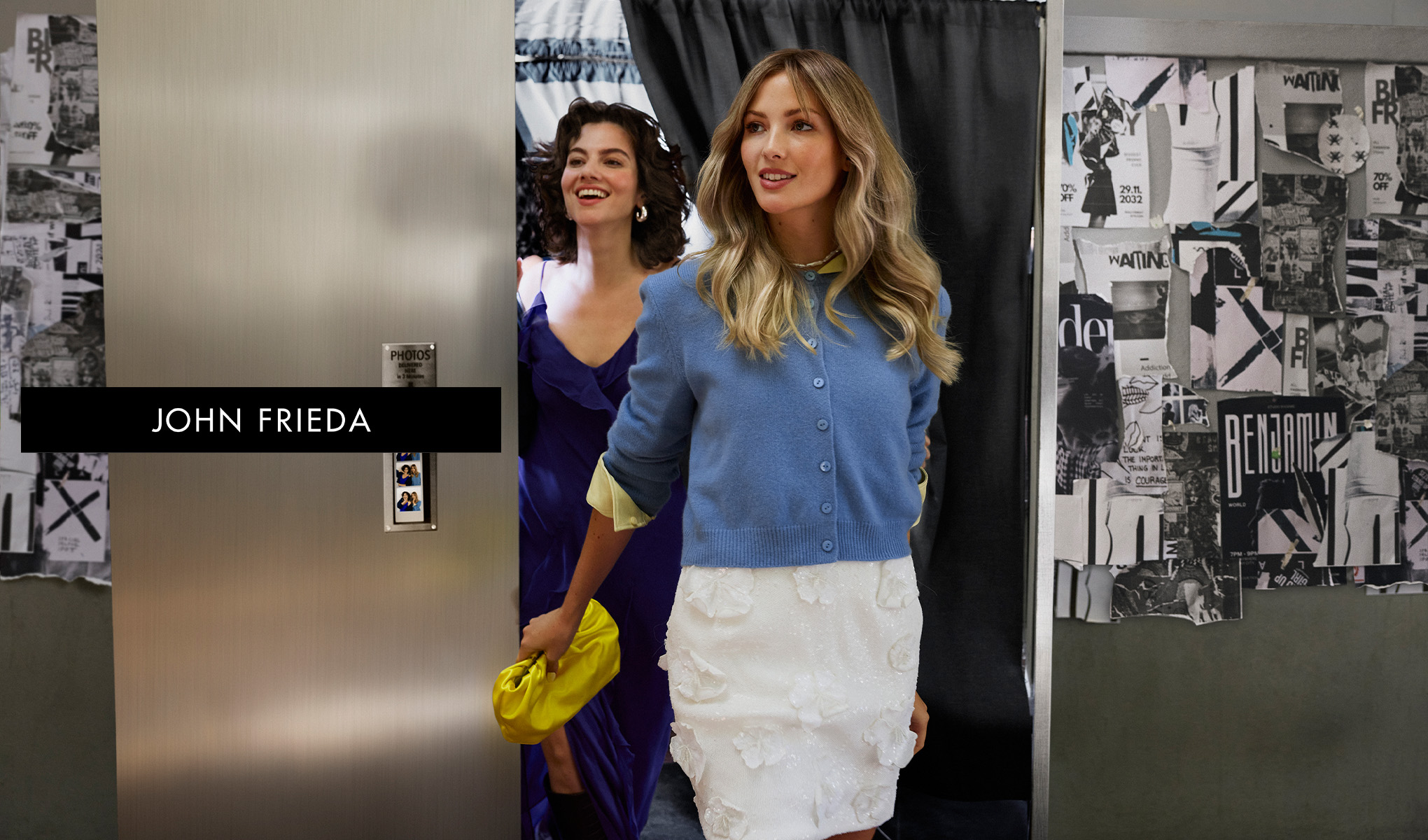 Kaksi naista astuu ulos valokuvauskopista, John Frieda -logo näkyy seinällä.