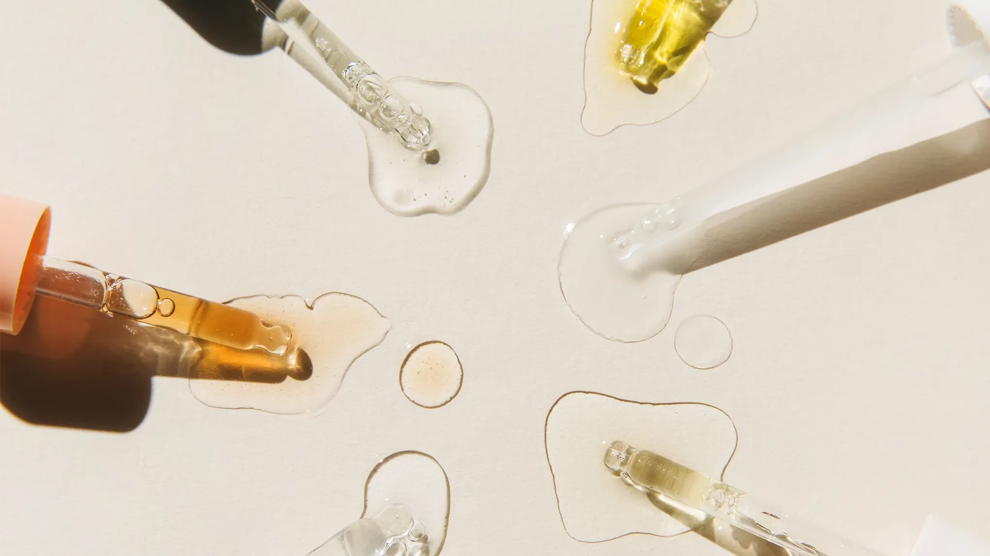 Pipetter med ulike serum spredt utover en lys overflate