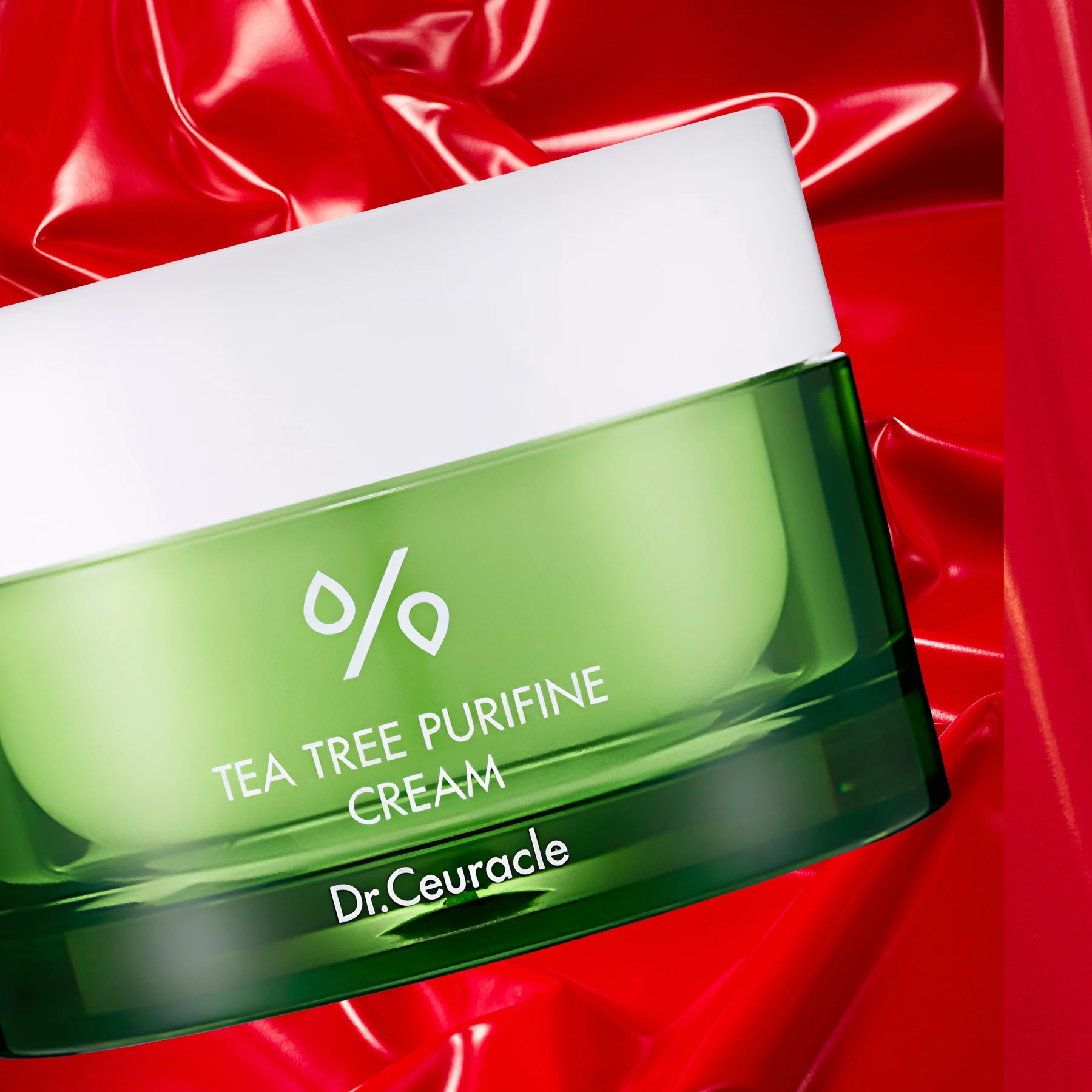 Dr. Ceuracle Tea Tree Purifine Cream-burk med röd bakgrund.