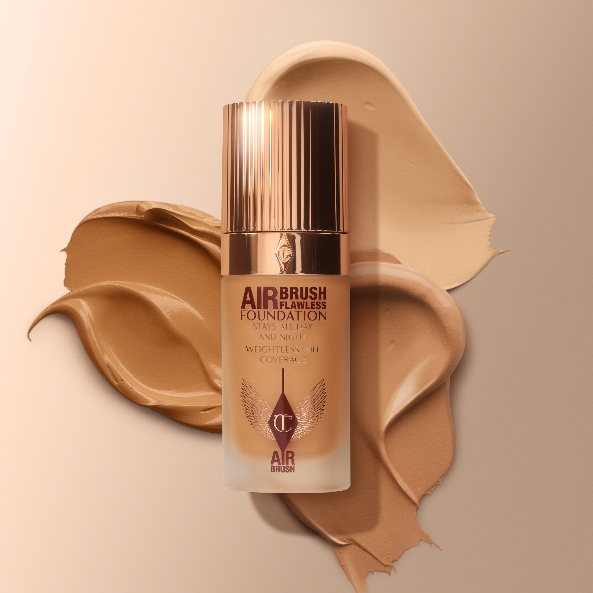 Charlotte Tilbury Airbrush Flawless Foundation-flaska, omgiven av foundationnyanser.