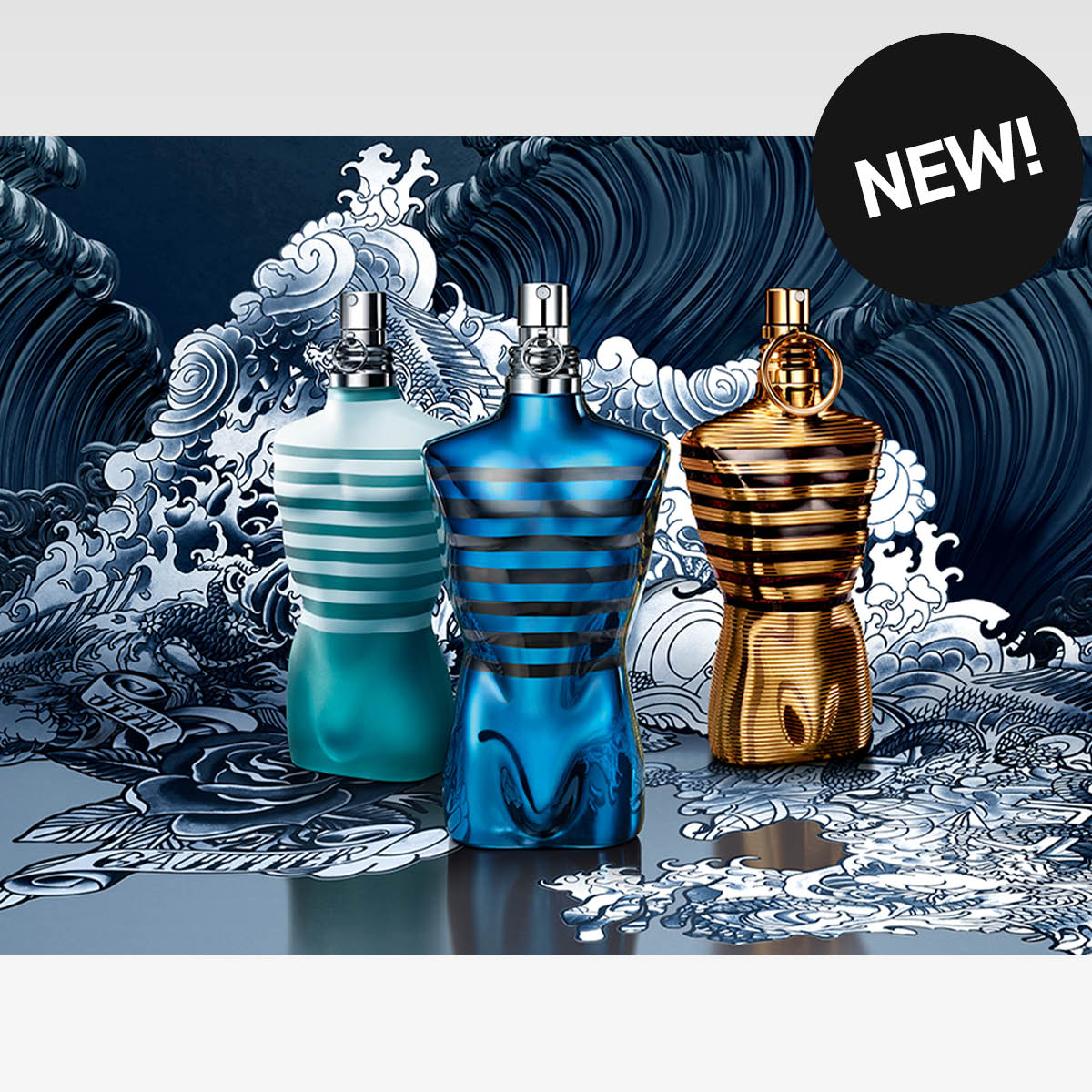 Kolme Jean Paul Gaultier -tuoksupulloa vartalonmuotoisissa pulloissa sinisävyisen aaltoaiheisen taustan edessä. Kuvan yläkulmassa on musta merkki, jossa lukee ”NEW!”.