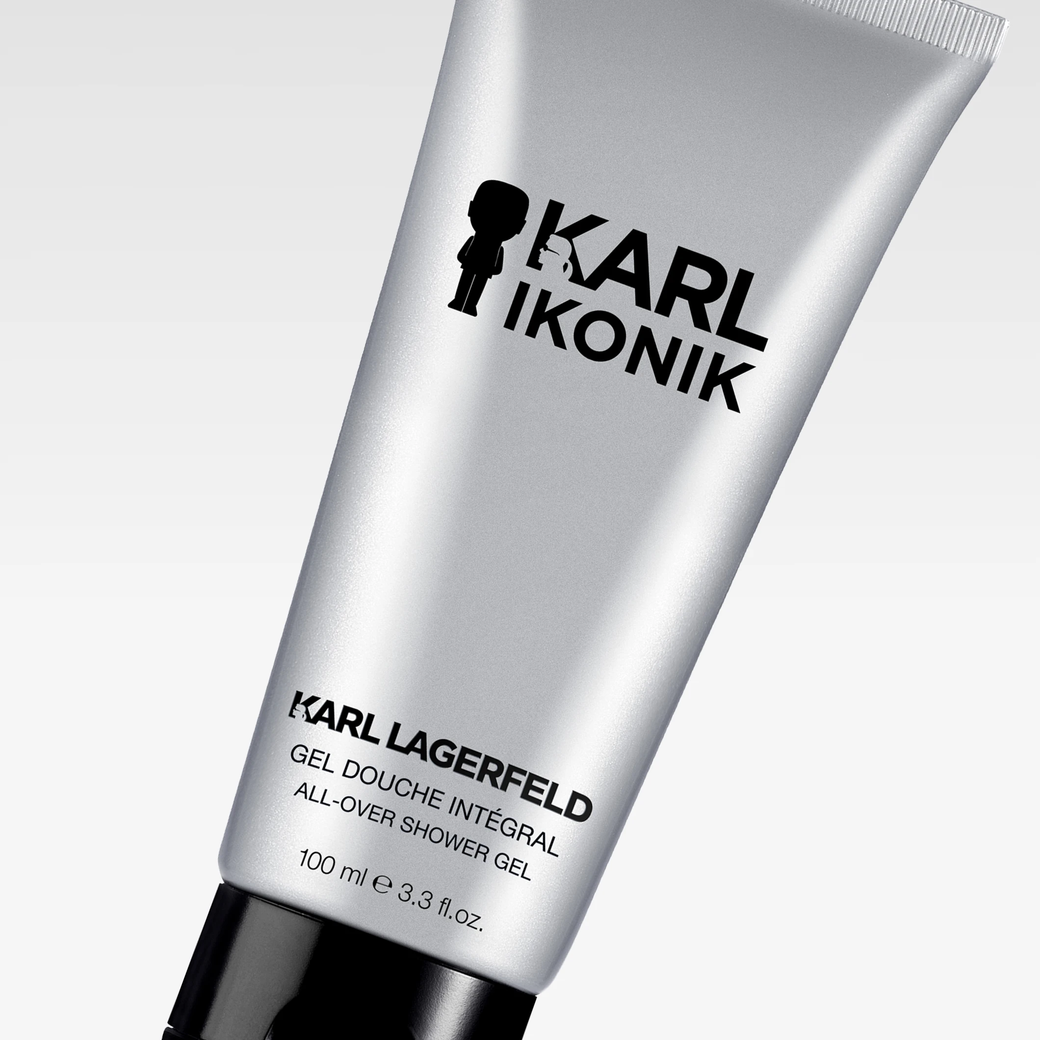 KARL LAGERFELD IKONIK all-over shower gel i silverfärgad tub med svart kork mot ljusgrå bakgrund. Synlig text inkluderar “KARL IKONIK”, “KARL LAGERFELD”, “GEL DOUCHE INTÉGRAL” och “ALL-OVER SHOWER GEL”.