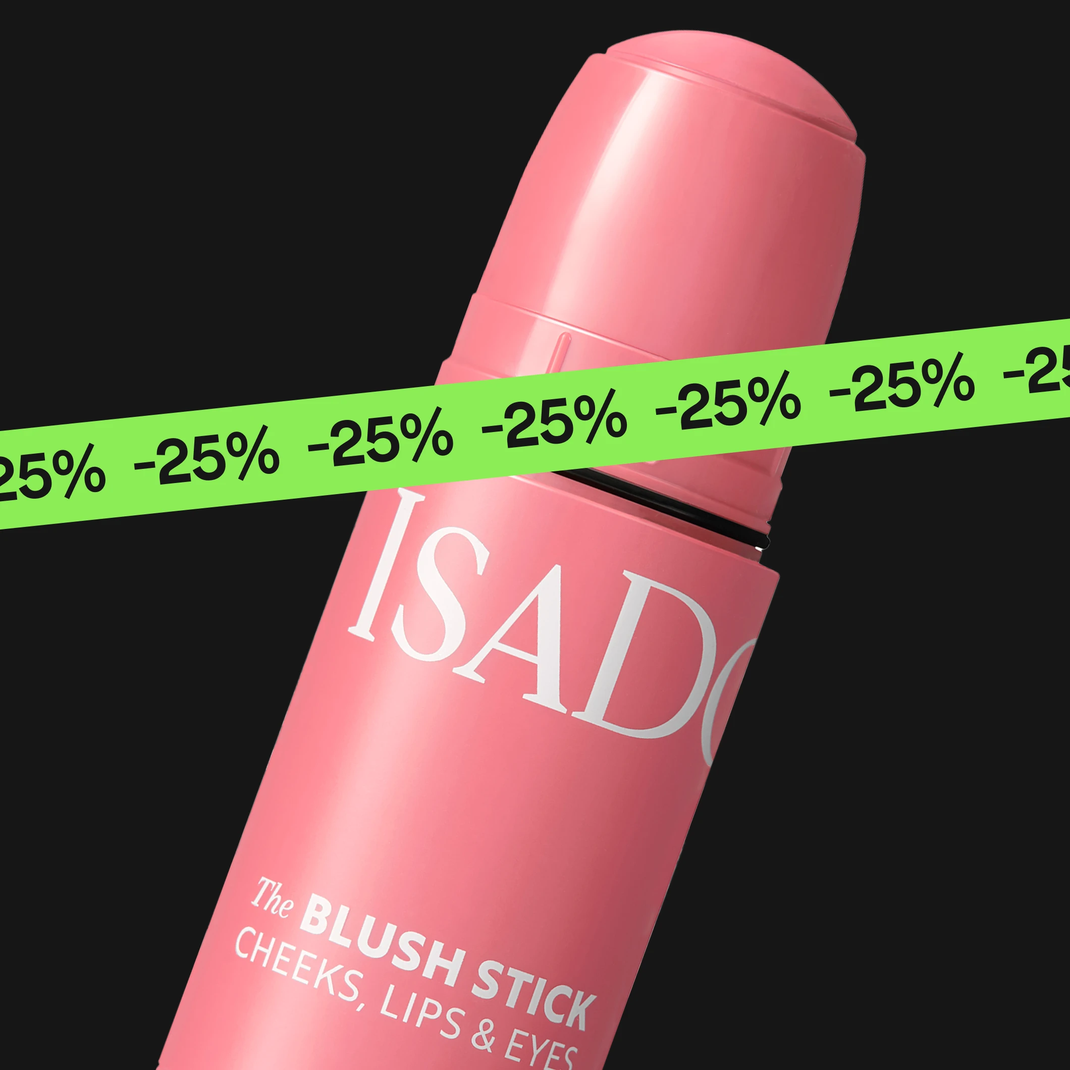 IsaDora The Blush Stick vaaleanpunaisena mustaa taustaa vasten, tuotteessa teksti "ISADORA" ja "The BLUSH STICK CHEEKS, LIPS & EYES", päällä vihreä nauha tekstillä "25%".