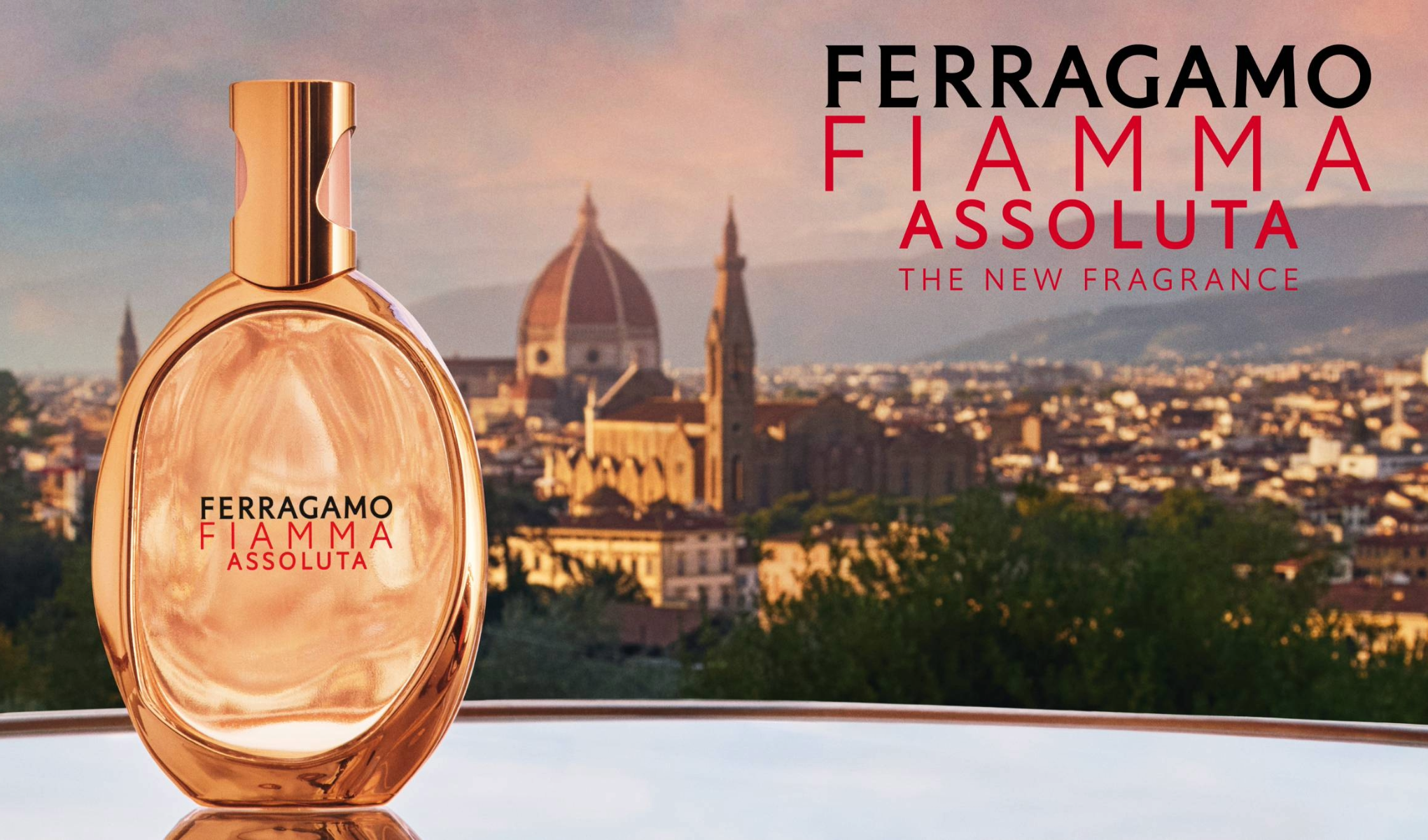 Ferragamo Fiamma Assoluta -hajuvesipullo kaupunkimaiseman edessä auringonlaskussa.