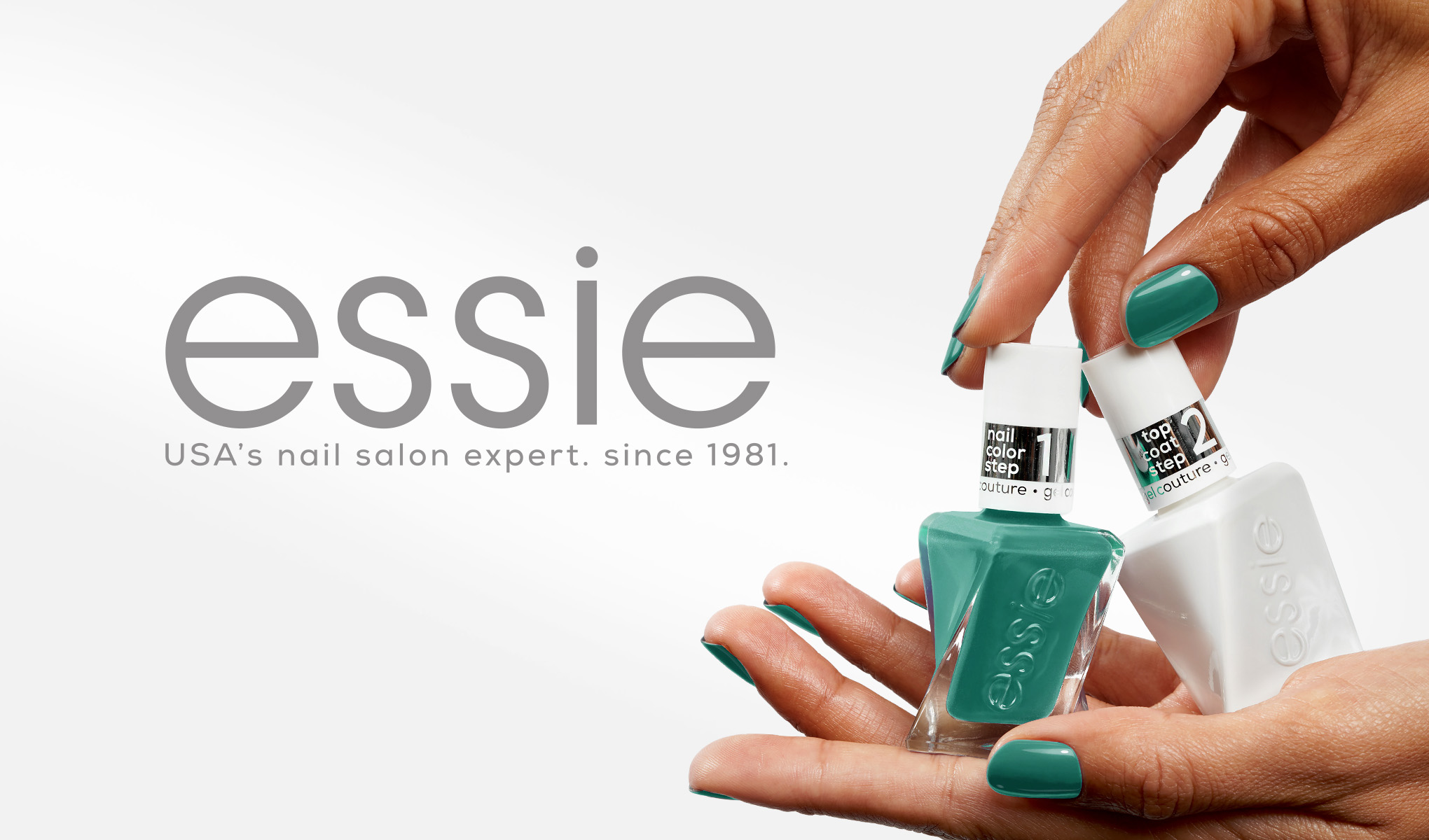 Essie-merke, to neglelakkflasker i hånden. Til venstre grønn neglelakk og til høyre hvit topplakk. Neglene er lakkert med grønn neglelakk. Tekst: "USA's neglesalongekspert siden 1981."