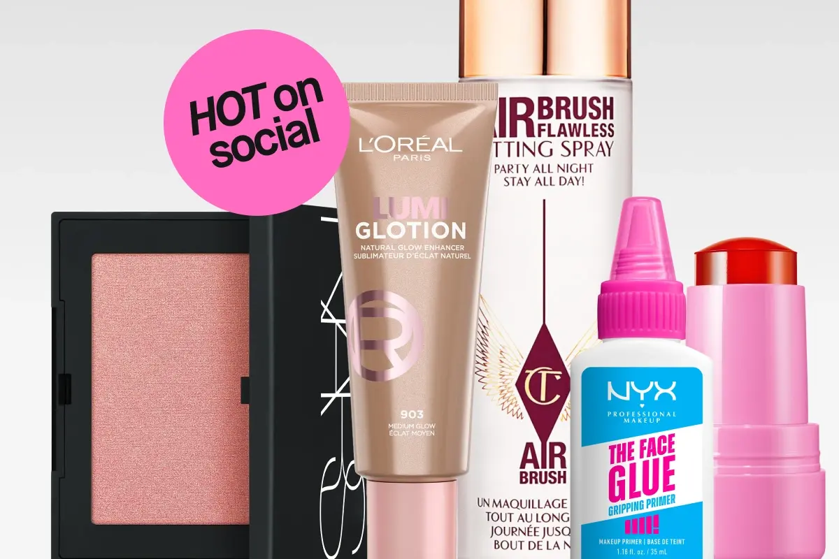 Vaaleanpunaisen ja neutraalin sävyisiä meikkituotteita NARSilta, L’Oréal Parisilta, Charlotte Tilburylta ja NYX Professional Makeupilta. Näkyvissä ovat tekstit “Lumi Glotion Natural Glow Enhancer”, “Airbrush Flawless Setting Spray – Party All Night, Stay All Day!” ja “The Face Glue Gripping Primer”. Teksti: 'HOT on social'.