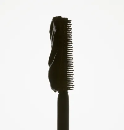 Mascaraborste med svart mascara.