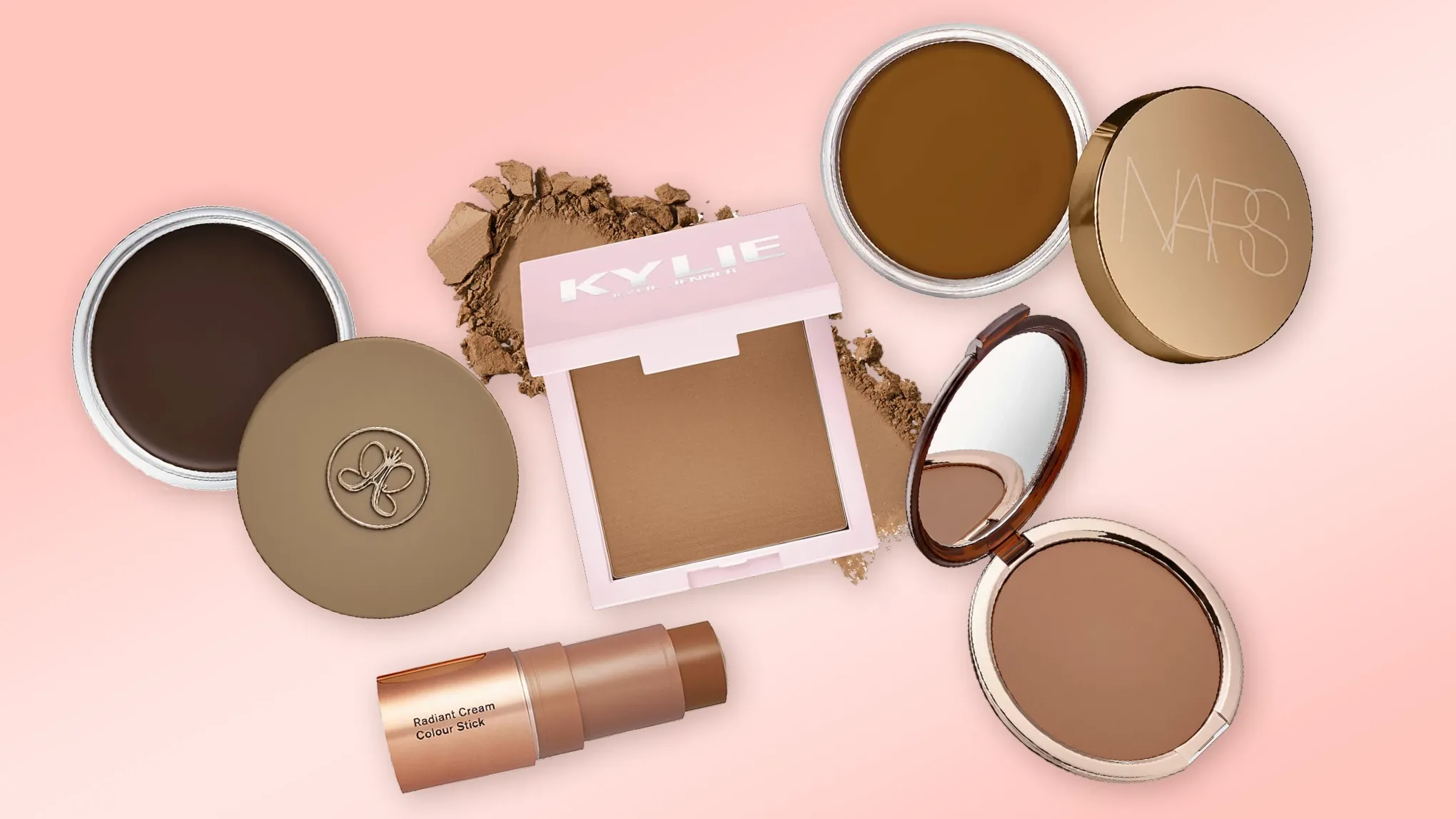 Kokoelma bronzereita ja contour-tuotteita eri merkeiltä, mukaan lukien Kylie, NARS ja Anastasia, aseteltuna vaaleanpunaiselle taustalle.