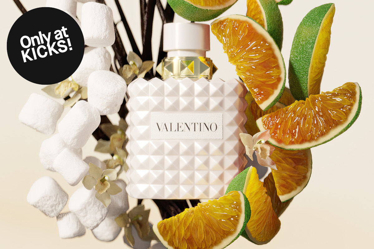Vit Valentino parfymflaska omgiven av mashmallows, vaniljstänger, blommor och apelsinskivor. Sticker med texten "Only at KICKS!".