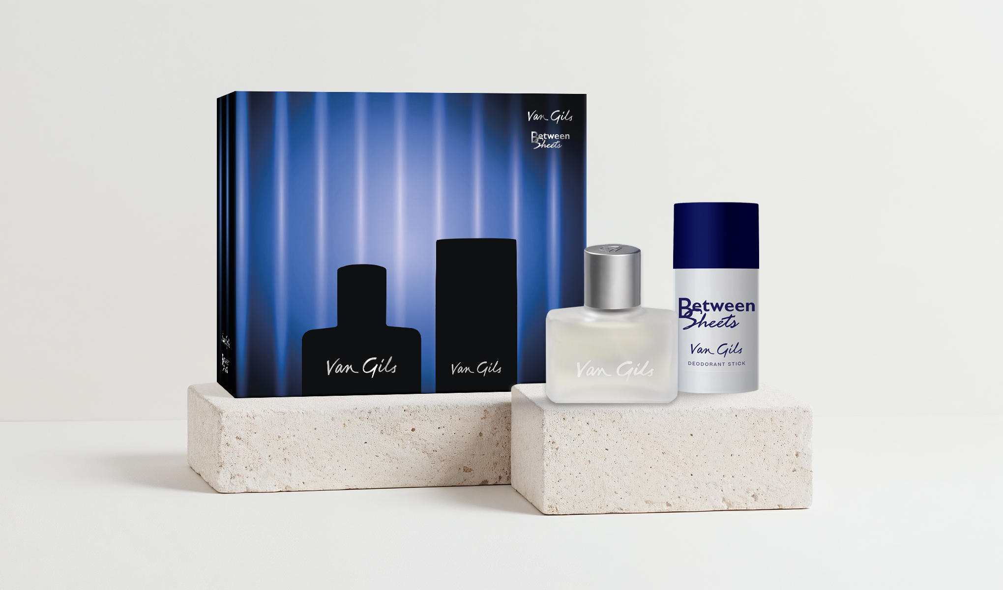 Van Gils Between Sheets presentförpackning som innehåller en parfym och en deodorantstick. Förpackningen är blå, och produkterna är i vita och blå förpackningar.