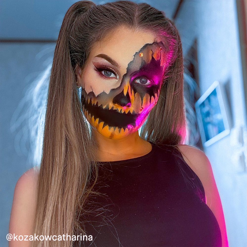 @kozakowcatharina pelottavassa ja inspiroivassa Halloween-meikissä, jossa on kurpitsaelementtejä.