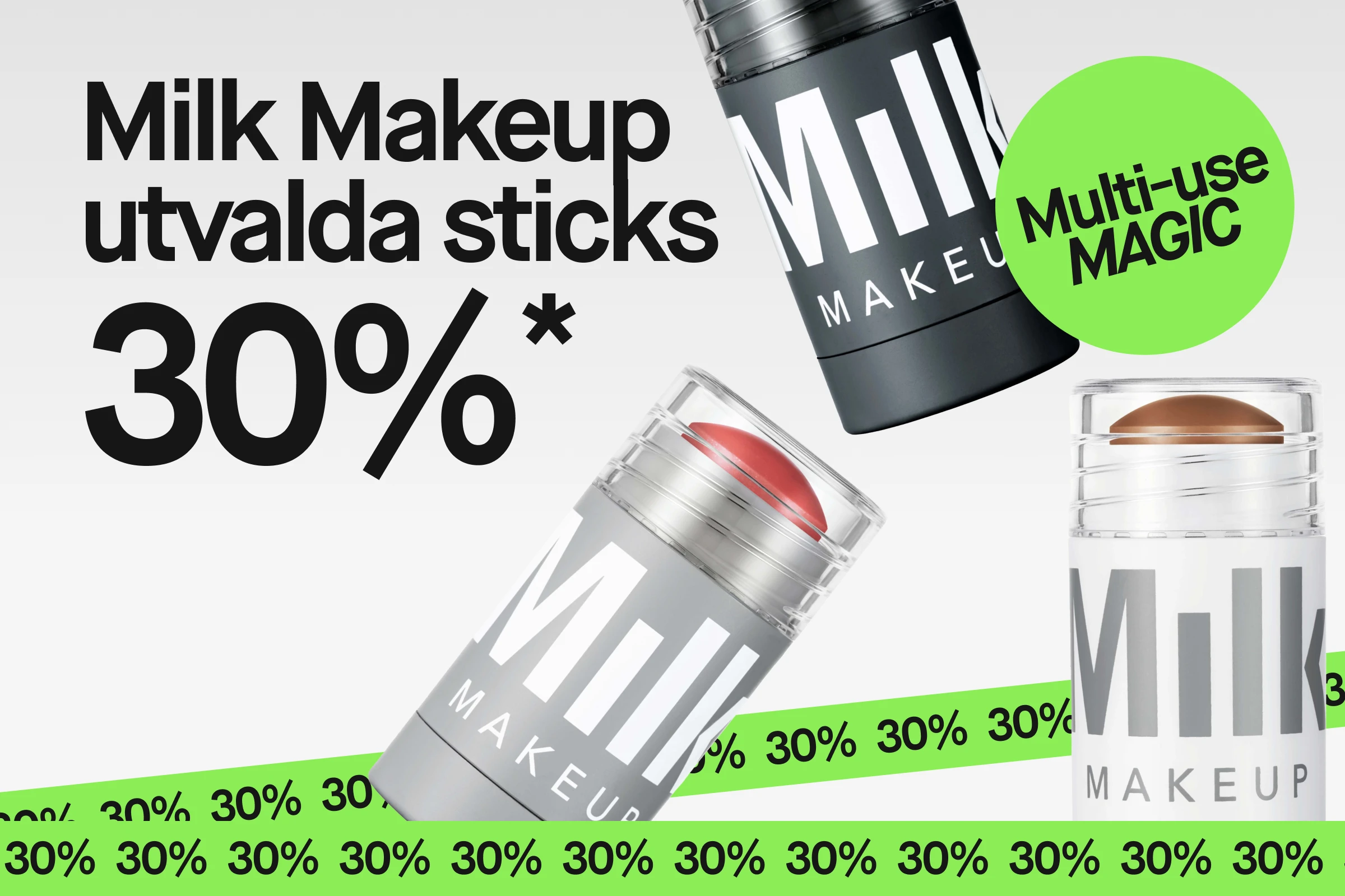 Tre Milk Makeup sticks visas mot ljusgrå bakgrund tillsammans med texten “Milk Makeup utvalda sticks 30%*” och en grön cirkel med texten “Multi-use MAGIC”. Gröna banners med upprepad text “30%” syns längst ned i bilden och produkterna har vit MILK MAKEUP-logotyp.