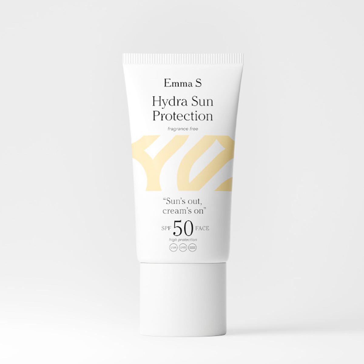 Valkoinen Emma S -kasvojen aurinkosuojatuubi, jossa tekstit “Hydra Sun Protection”, “fragrance free”, “Sun’s out, cream’s on” ja “SPF 50 FACE high protection” vaaleaa taustaa vasten.