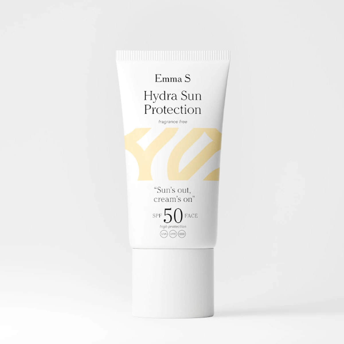 Valkoinen Emma S -kasvojen aurinkosuojatuubi, jossa tekstit “Hydra Sun Protection”, “fragrance free”, “Sun’s out, cream’s on” ja “SPF 50 FACE high protection” vaaleaa taustaa vasten.