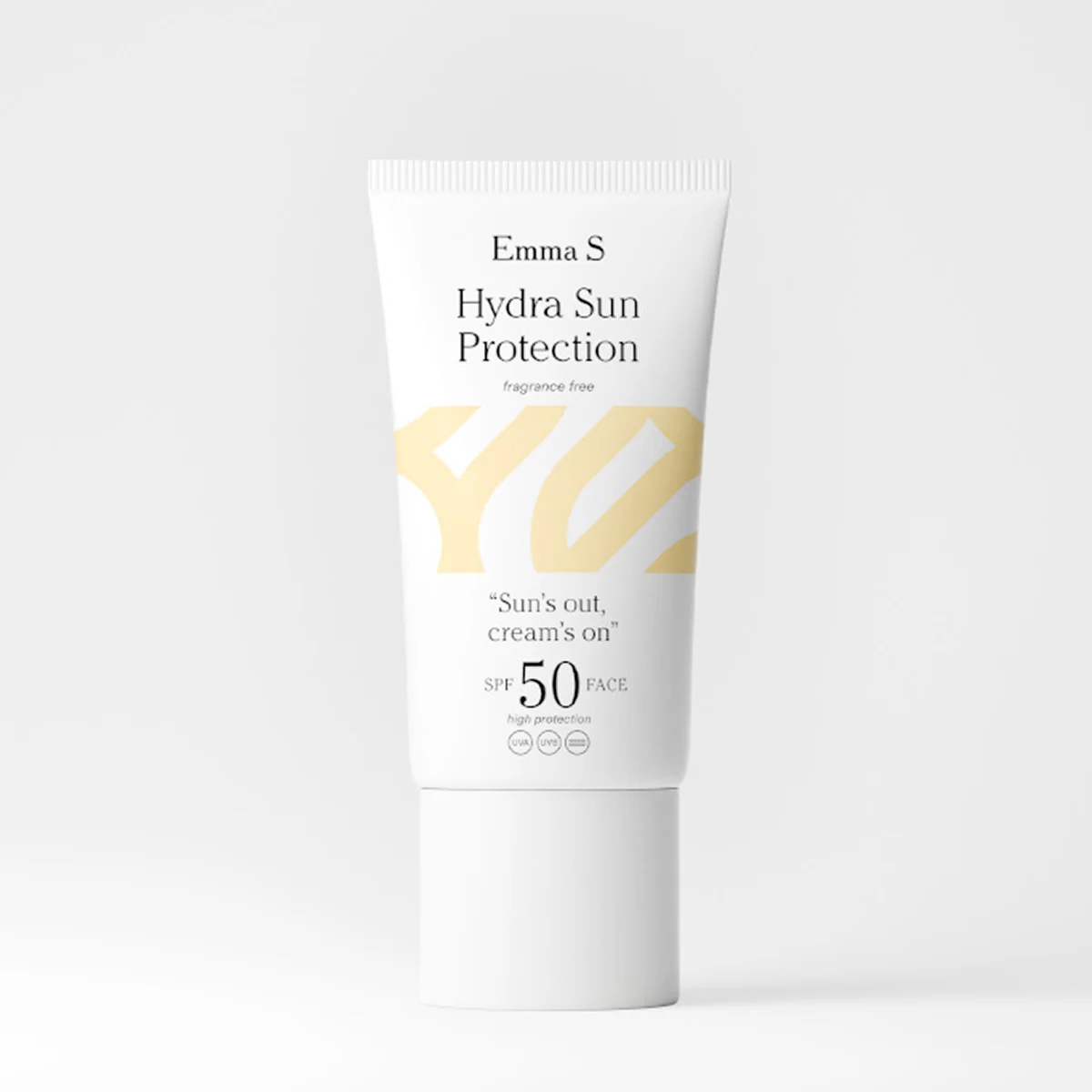 Valkoinen Emma S -kasvojen aurinkosuojatuubi, jossa tekstit “Hydra Sun Protection”, “fragrance free”, “Sun’s out, cream’s on” ja “SPF 50 FACE high protection” vaaleaa taustaa vasten.