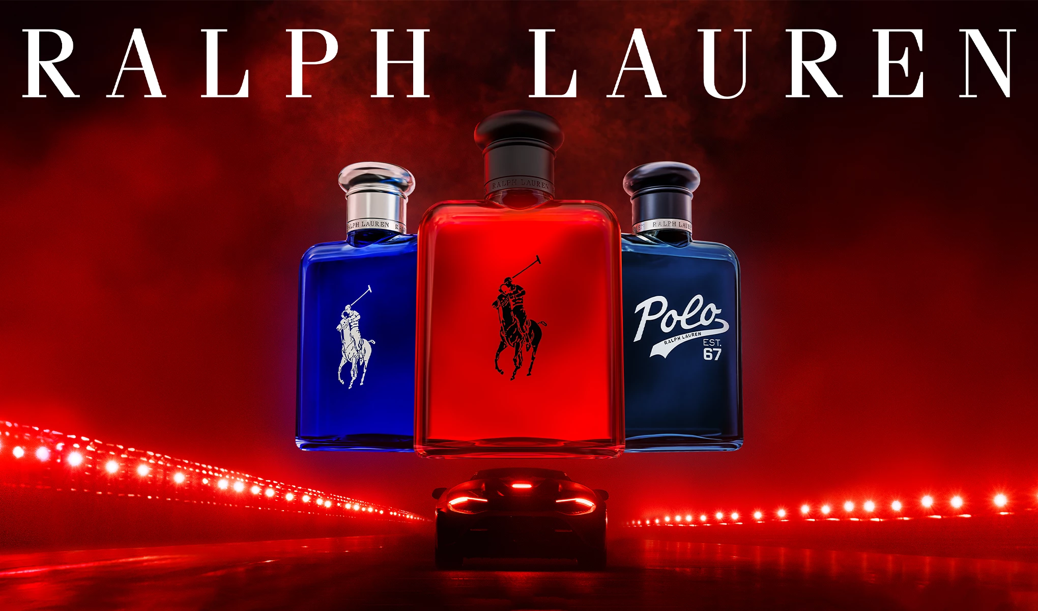 Tre flasker av Polo Eau de Parfum mot en bakgrunn av røde lys og en sportsbil.