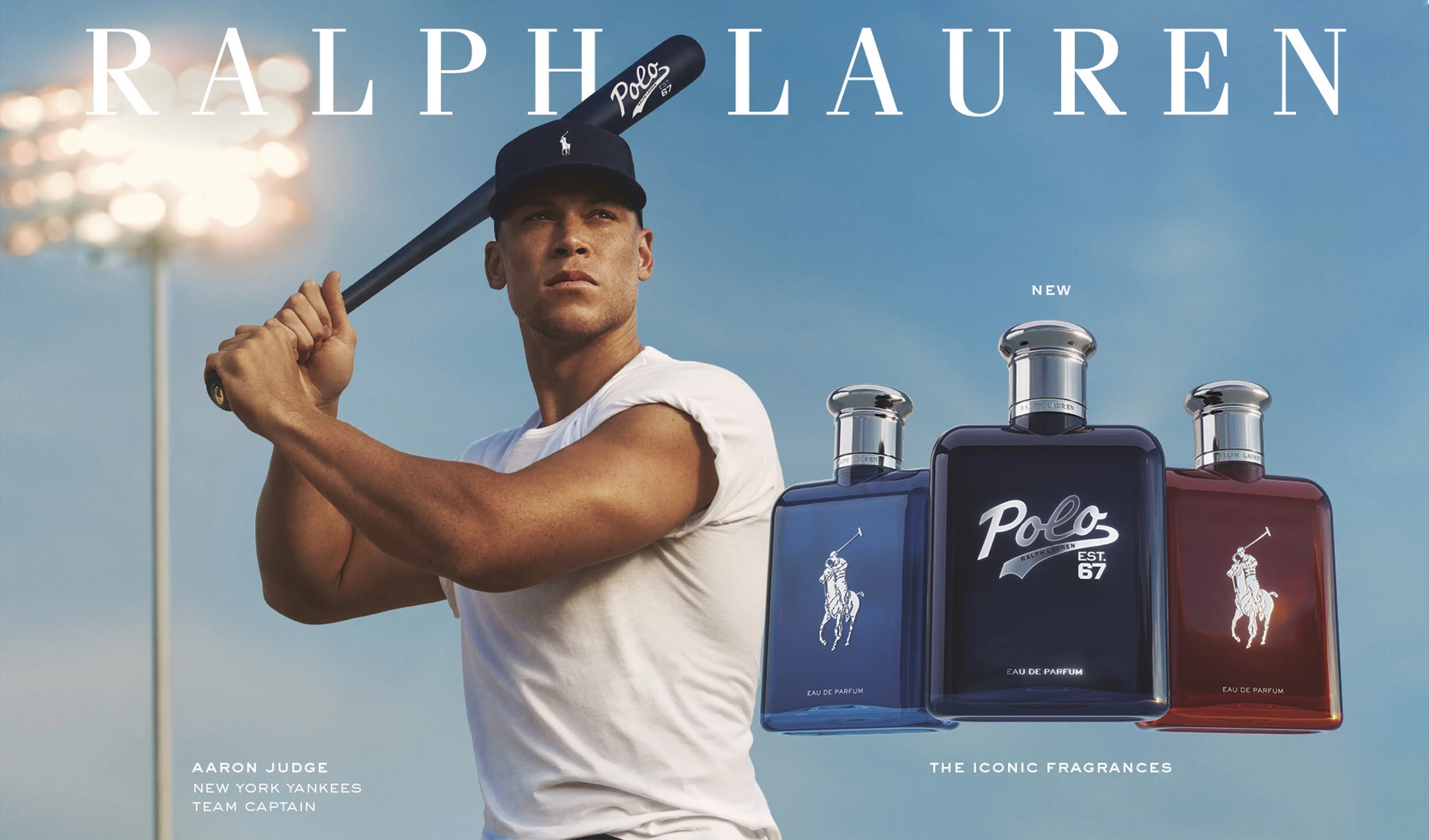 New York Yankeesin joukkueen kapteeni Aaron Judge pitää baseballmailaa. Kolme Polo Eau de Parfum -pulloa näkyy hänen vieressään.