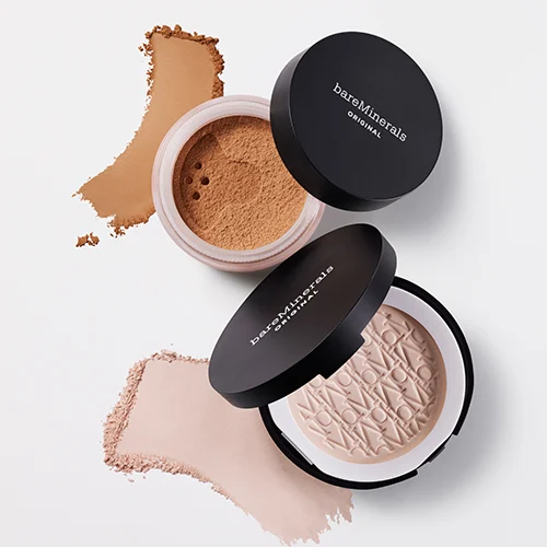 bareMinerals Original -meikkipuuteri irtopuuterina ja puristeena, esillä vaaleiden ja lämpimien sävyjen kanssa.