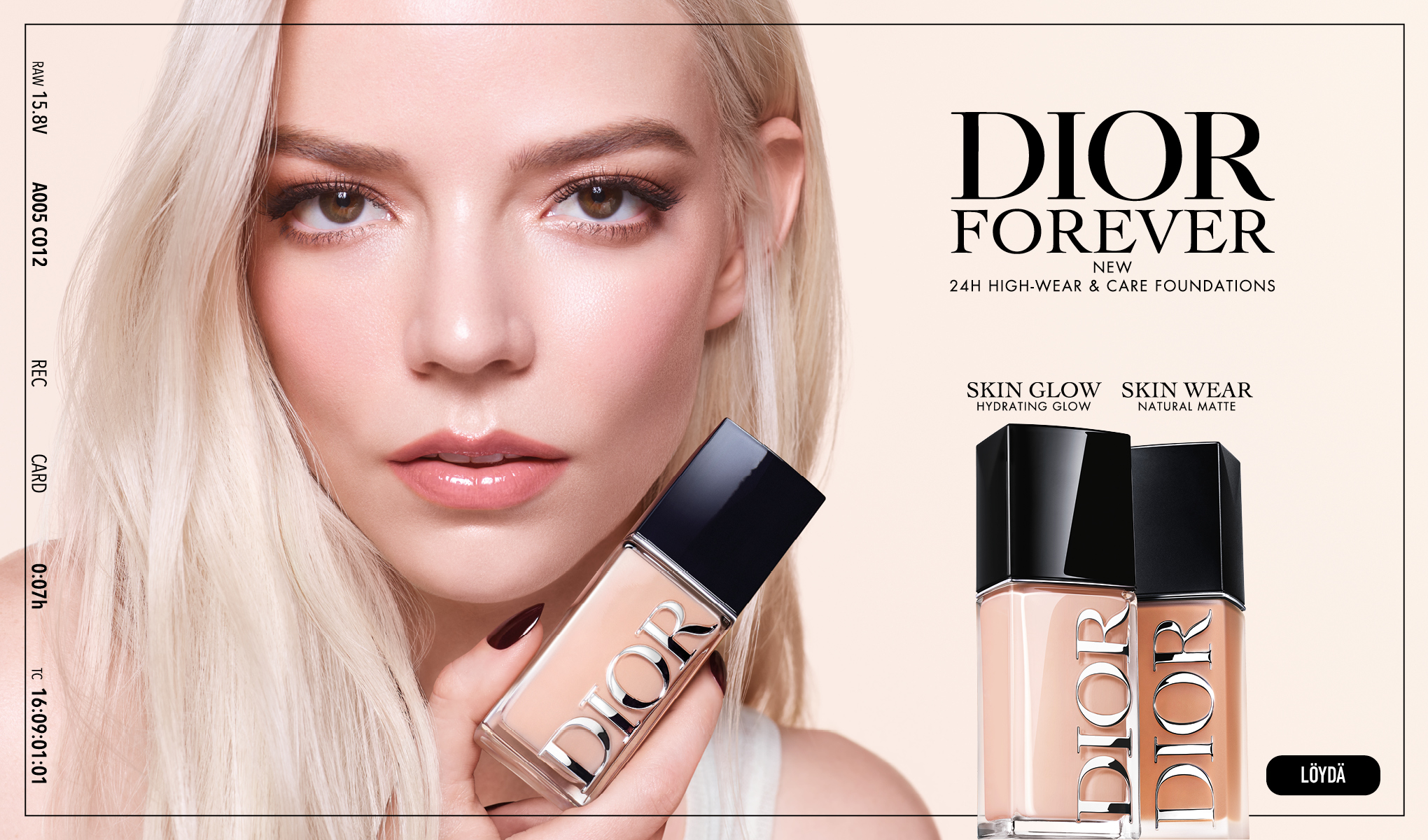 Lähikuva henkilöstä, jolla on luonnollinen meikki ja joka pitää Dior Forever -meikkivoidepulloa kasvojensa edessä. Kuvassa teksti: "DIOR FOREVER", "NEW 24H HIGH-WEAR & CARE FOUNDATIONS", "SKIN GLOW HYDRATING GLOW", "SKIN WEAR NATURAL MATTE", "LÖYDÄ" sekä reunassa tekninen teksti "RAW 15.8V A005 C012 REC CARD 0:07h TC 16:09:01:01".
