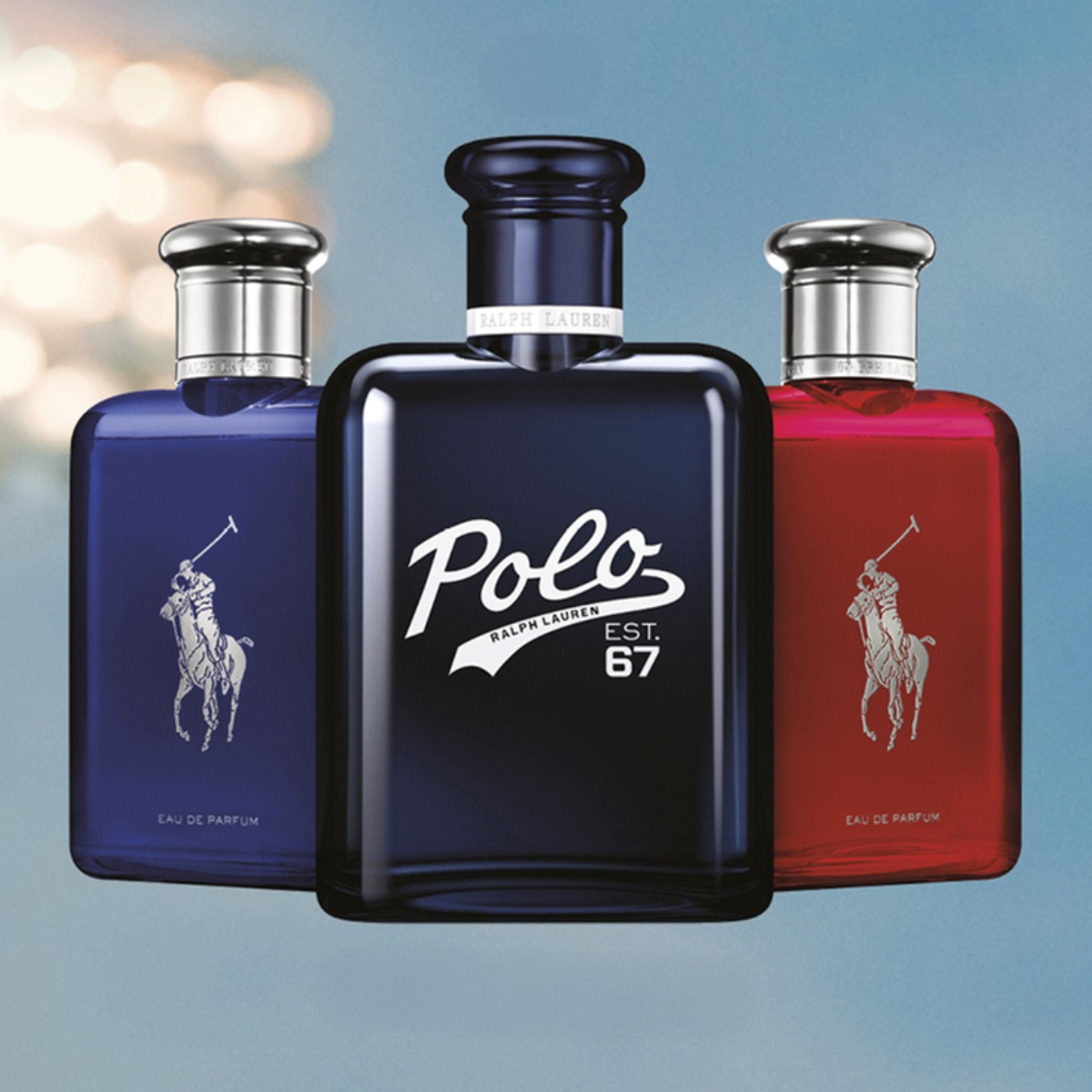 Tre parfymeflasker fra Ralph Lauren vises opp mot en himmel med en lyskaster i bakgrunnen. 