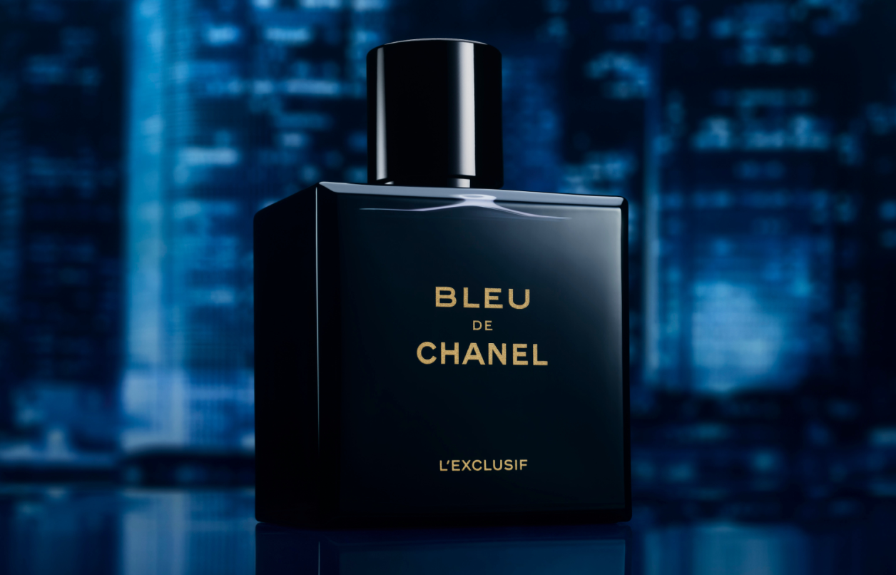 Bleu de Chanel-parfymeflaske mot mørkeblå bakgrunn.