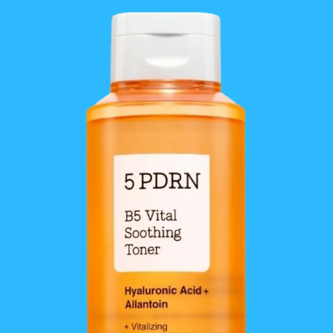 Oranssi pullo 5 PDRN B5 Vital Soothing Toner -kasvovettä, sisältää hyaluronihappoa ja allantoiinia.