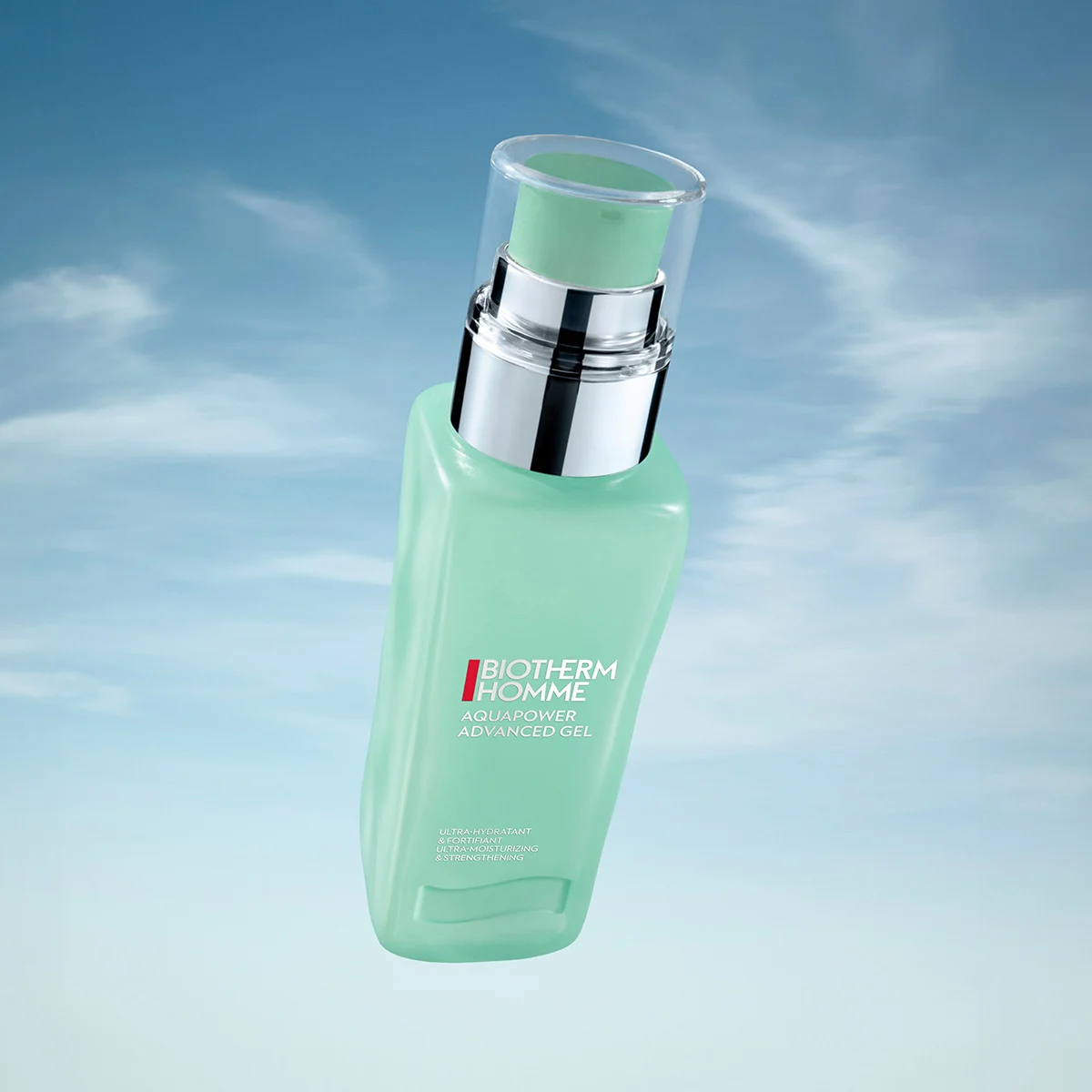 Biotherm Homme Aquapower Advanced Gel. Gelen kommer i en grønn pumpeflaske med sølvfargede detaljer og teksten «Biotherm Homme Aquapower Advanced Gel» på forsiden. Bakgrunnen er en blå himmel med noen hvite skyer.