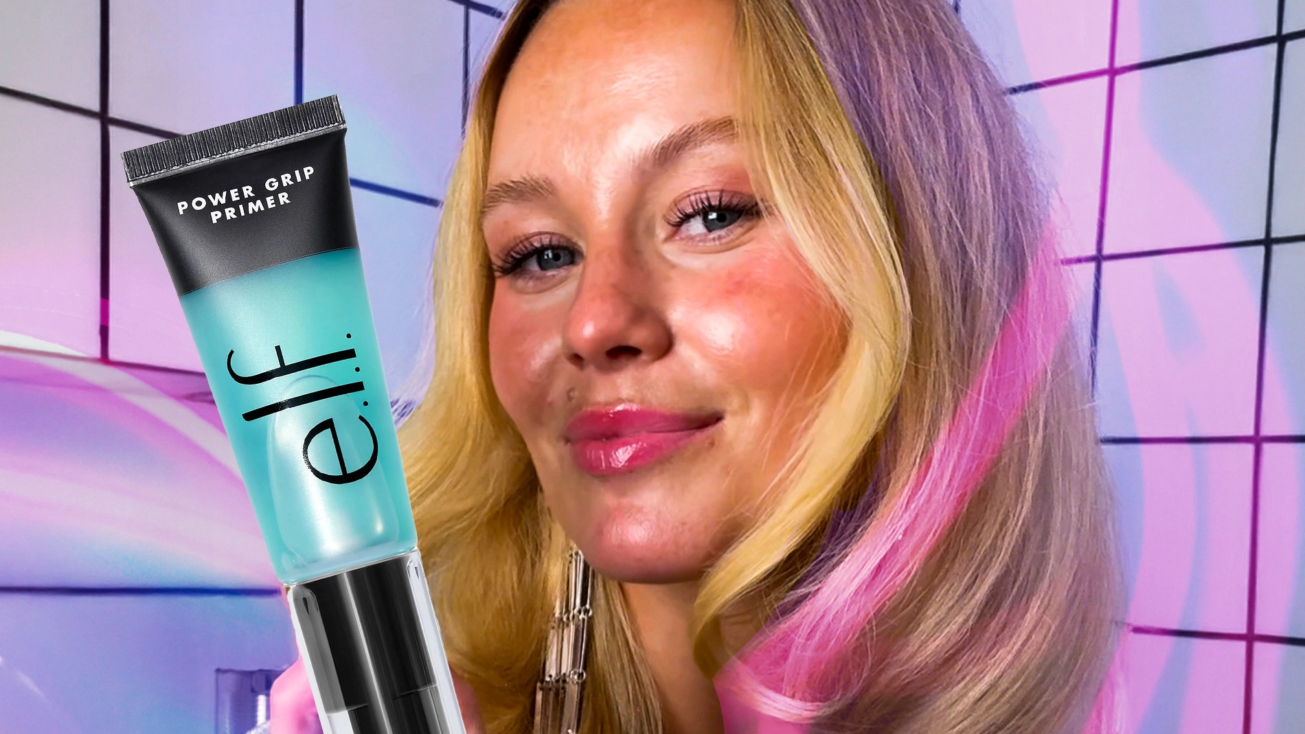Närbild av en person med långt hår som håller upp en tub med texten ”e.l.f. Power Grip Primer”. Personen är fotograferad framifrån mot en färgstark bakgrund med grafiska linjer i rosa och blå toner. Produkten har en genomskinlig turkos tub med svart kork och synlig logotyp.