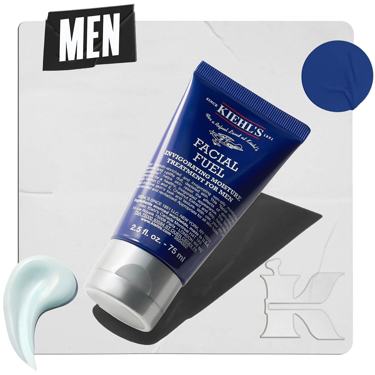 Sininen tuubi Kiehl's Facial Fuel -kosteusvoidetta miehille vaaleaa taustaa vasten. Vasemmassa yläkulmassa on teksti ”MEN” ja oikeassa alakulmassa Kiehl's-logo. Kuvassa näkyy myös pieni klikkaus tuotteesta.