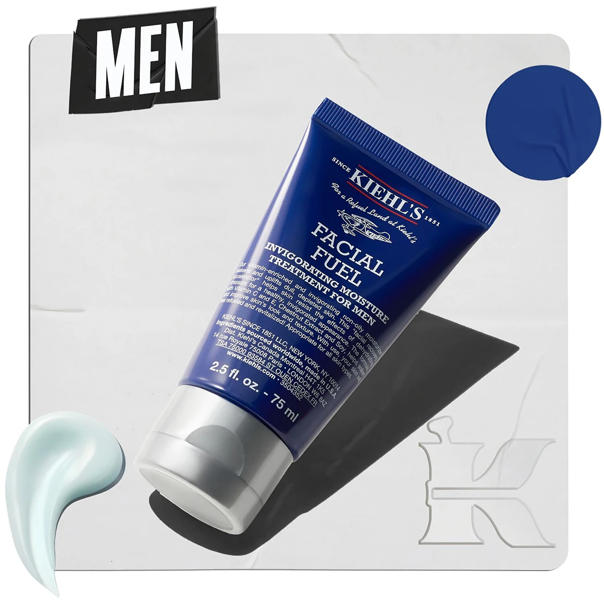 Sininen tuubi Kiehl's Facial Fuel -kosteusvoidetta miehille vaaleaa taustaa vasten. Vasemmassa yläkulmassa on teksti ”MEN” ja oikeassa alakulmassa Kiehl's-logo. Kuvassa näkyy myös pieni klikkaus tuotteesta.