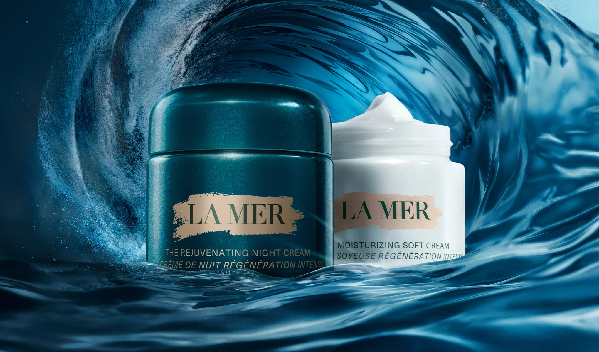 La Mer The Rejuvenating Night Cream ja Moisturizing Soft Cream asetettuina taustalle, jossa on pyörteilevää sinistä vettä.