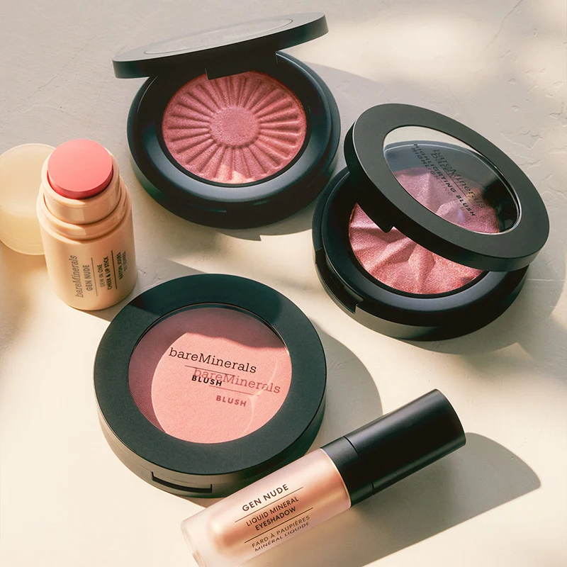 Urval av bareMinerals rouge, kind- och läppstift samt flytande ögonskugga i rosa, persika och nudetoner.