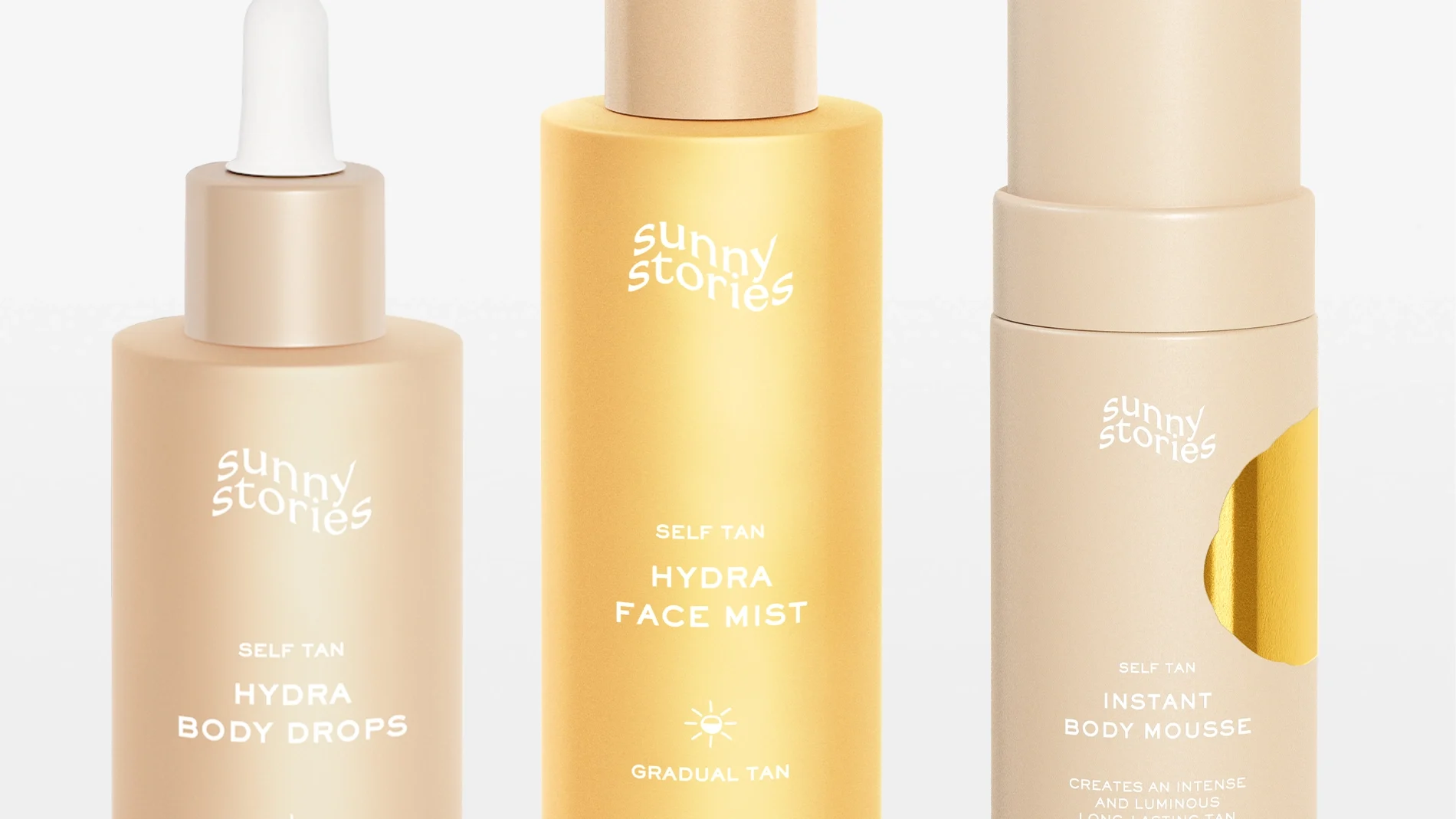 Kolme Sunny Stories -itseruskettavaa tuotetta vaaleaa taustaa vasten: Hydra Body Drops -pipettiseerumi, Hydra Face Mist ja Instant Body Mousse. Näkyvä teksti: "Sunny Stories", "SELF TAN", "HYDRA BODY DROPS", "HYDRA FACE MIST", "GRADUAL TAN", "INSTANT BODY MOUSSE" sekä "CREATES AN INTENSE AND LUMINOUS TAN".