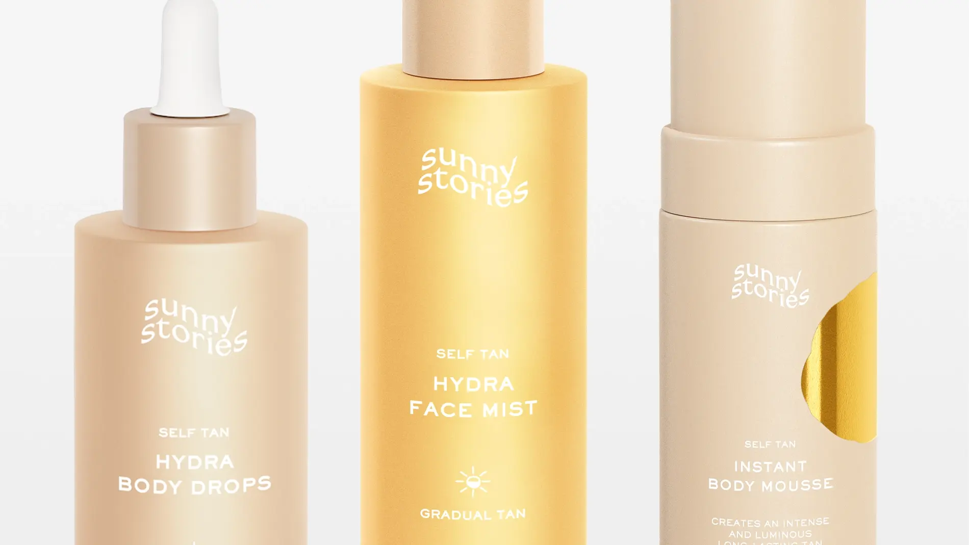Tre Sunny Stories selvbruningsprodukter mot lys bakgrunn: Hydra Body Drops med pipette, Hydra Face Mist og Instant Body Mousse. Synlig tekst: "Sunny Stories", "SELF TAN", "HYDRA BODY DROPS", "HYDRA FACE MIST", "GRADUAL TAN", "INSTANT BODY MOUSSE" og "CREATES AN INTENSE AND LUMINOUS TAN".