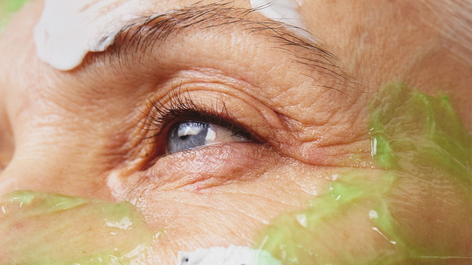 Närbild på ett öga med hudvårdsgeler och rengöring runt ögonpartiet – en visuell kampanjbild som lyfter effektiv sminkborttagning och skonsam rengöring för mogen hud.