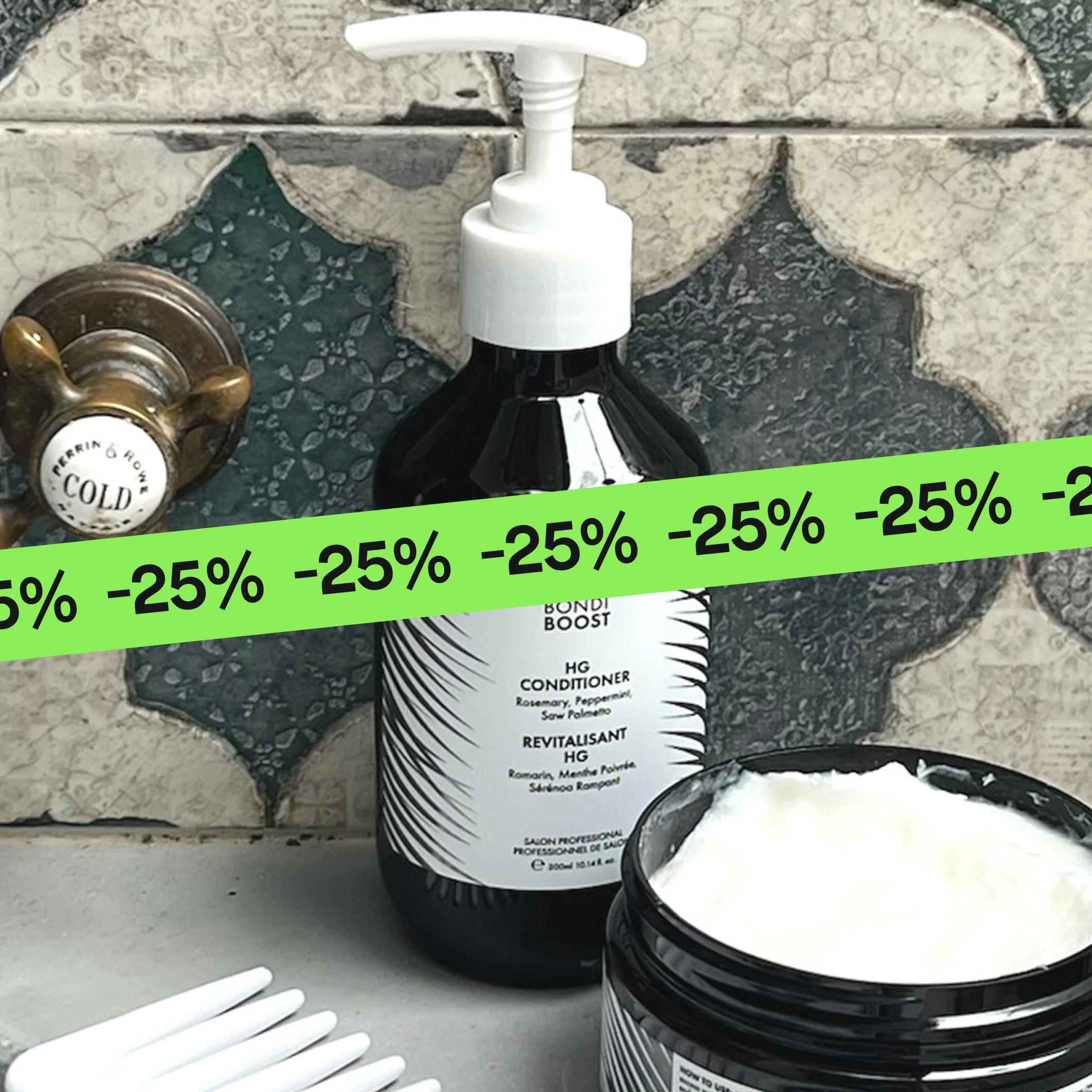Hiustenhoitotuote “Bondi Boost HG Conditioner” tummassa pumppupullossa, tekstit kuten “Rosemary, Peppermint, Saw Palmetto” ja “Salon Professional”, sekä purkki hiusnaamiota, osittain vihreän “25%” -nauhan peitossa.