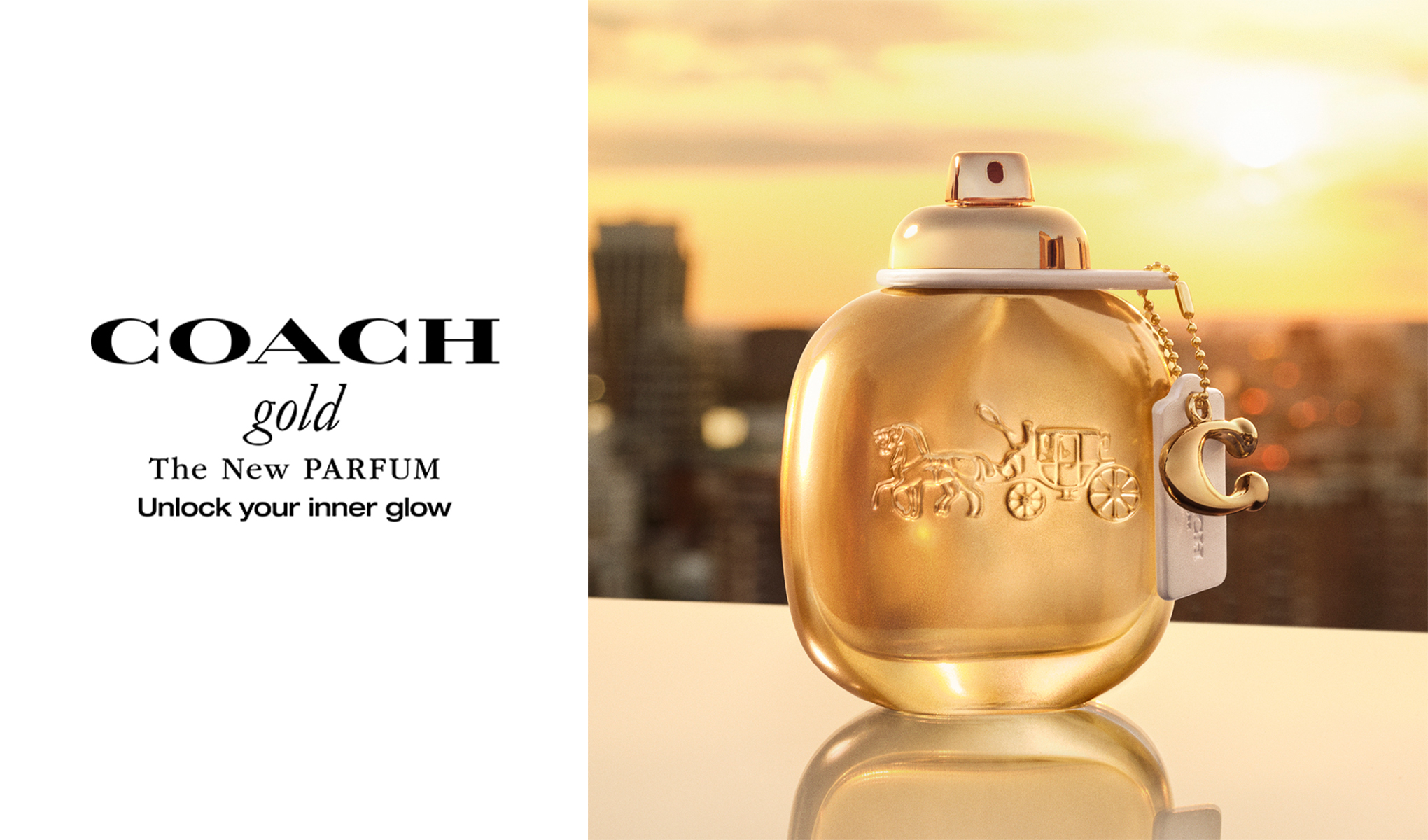 En gullfarget parfymeflaske med en gravering av en hest og vogn står på et bord med solnedgangen i bakgrunnen. Teksten "COACH gold The New PARFUM Unlock your inner glow" er skrevet til venstre.